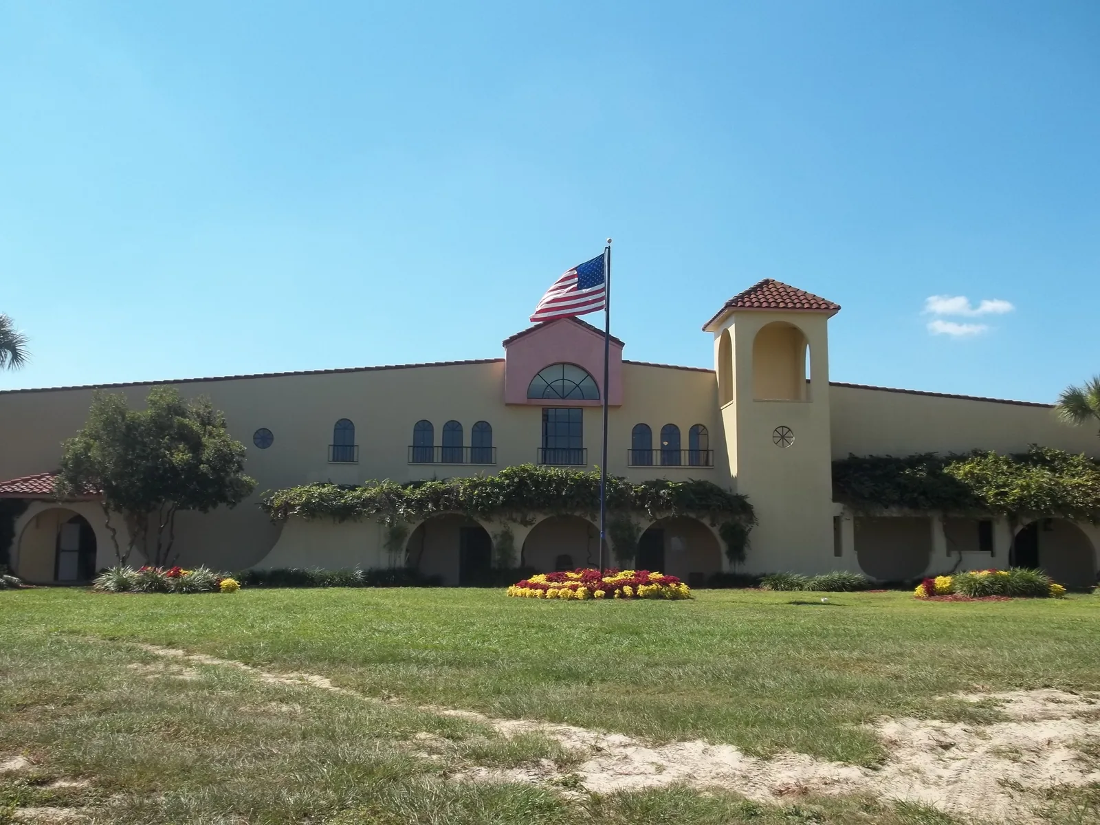 The entrance and tasting-room building at Lakeridge Winery & Vineyards on U.S. 27 north of Clermont.