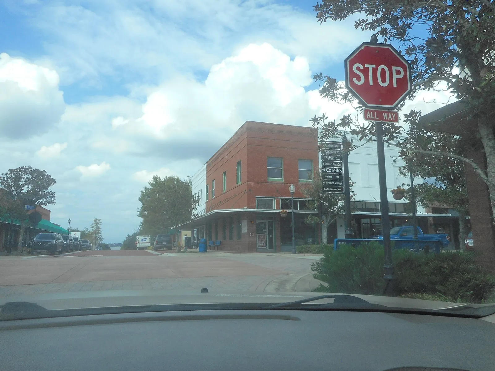 Eighth Street at Montrose Street in downtown Clermont, with a sign pointing to downtown businesses.